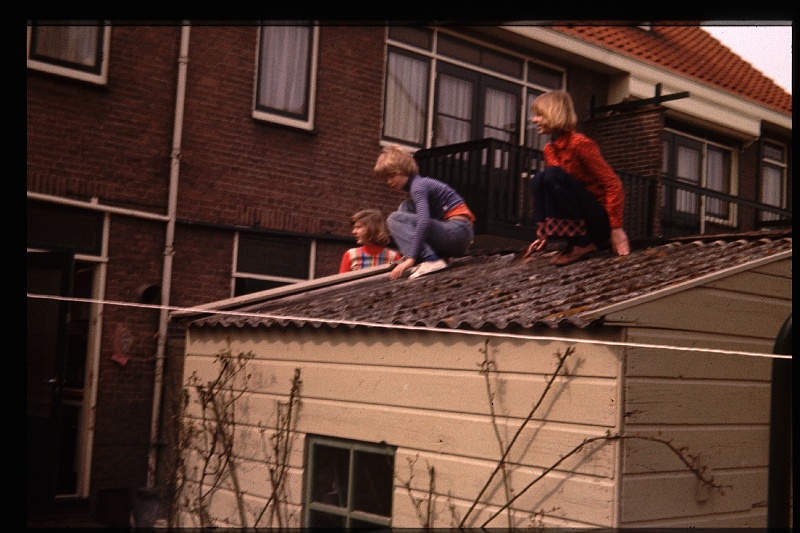 19.Delft mrt 1976 Brigitte,Marion,Peter.JPG
